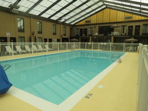 ein großes Schwimmbad in einem großen Gebäude in der Unterkunft GOLD VAULT INN in Radcliff