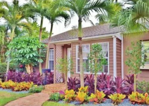 Κήπος έξω από το Tropical Bungalows with Heated pools