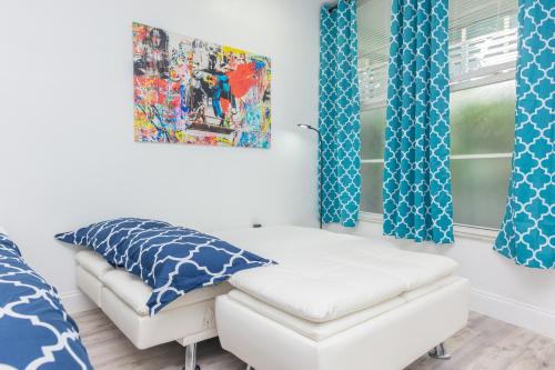 Katil atau katil-katil dalam bilik di Ocean Drive Deco Apt w/2 Queen Beds, Steps 2 Beach