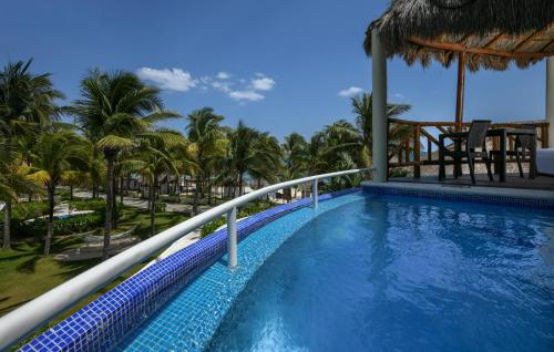 Piscina di El Dorado Casitas Royale, Catamarán, Cenote, All & More Inclusive - Adults Only o nelle vicinanze