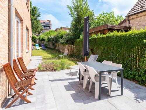Κήπος έξω από το Apartment in Sint-Idesbald near the Beach