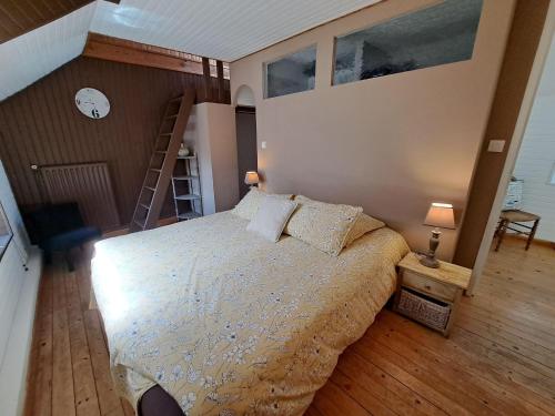 une chambre avec un grand lit et un escalier dans l'établissement Stone House in Portsall near Treompan Beach, à Ploudalmézeau
