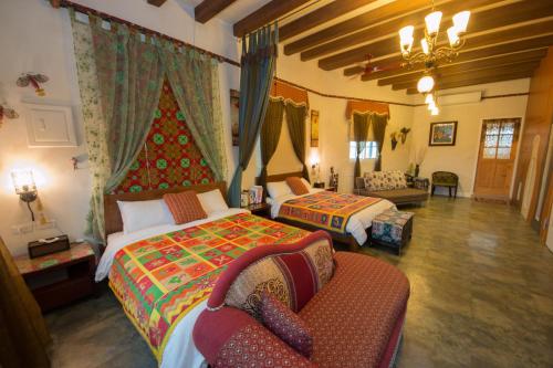 羅東鎮的住宿－英倫印度異國風民宿，一间卧室配有两张床,卧室内配有沙发