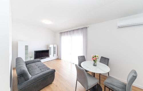 2 Bedroom Amazing Apartment In Kastel Kambelovac