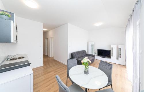 2 Bedroom Amazing Apartment In Kastel Kambelovac
