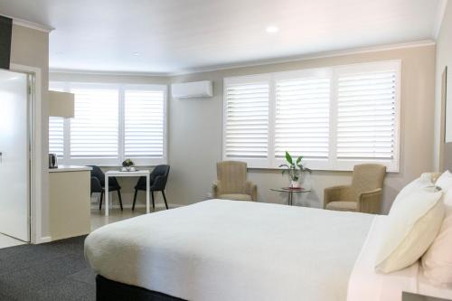 a bedroom with a bed and a table and chairs at Central Deborah Motel in Bendigo