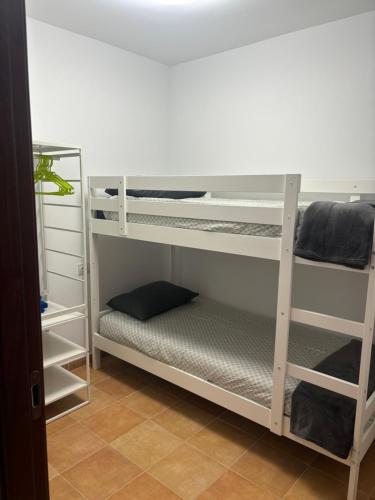 Palanda nebo palandy na pokoji v ubytování La Casita de Enix
