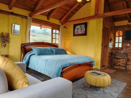a bedroom with a bed and a couch at Ruta de los volcanes in Machachi