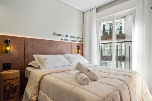 a bedroom with a large bed with a window at Apartamento Viña del Aire 1 dorm by Achei Gramado in Gramado