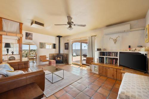 Televisyen dan/atau pusat hiburan di Mesa View Homestead - Cozy, 360 Views & Tranquility! home