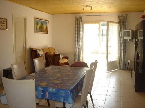 une salle à manger avec une table et des chaises et un salon dans l'établissement Maison neuve proche plage avec jardin, 4 couchages, tout confort - FR-1-336-15, à Longeville-sur-Mer