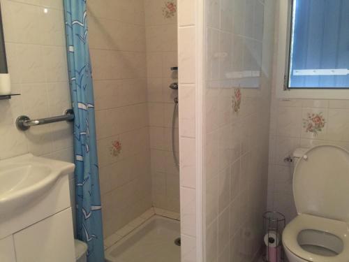 une salle de bain avec une douche avec des toilettes et un lavabo dans l'établissement Maison neuve proche plage avec jardin, 4 couchages, tout confort - FR-1-336-15, à Longeville-sur-Mer