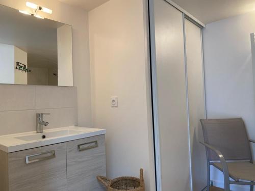 une salle de bain avec un lavabo et un miroir dans l'établissement Maison indépendante avec jardin, piscine privée chauffée et Wi-Fi, près de la mer à Jard-sur-Mer - FR-1-336-115, à Jard-sur-Mer