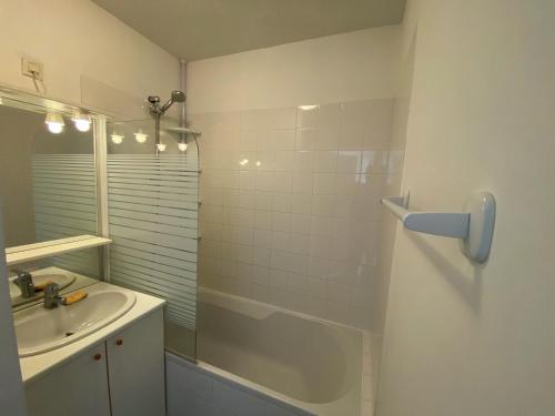 une salle de bain blanche avec un lavabo et une douche dans l'établissement Longeville-sur-Mer - Pavillon 4 pers, à 850m de la plage, piscine commune - FR-1-336-108, à Longeville-sur-Mer