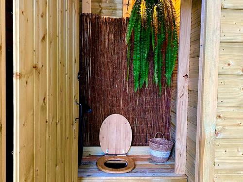 Évasion Nature: Tipi sur Pilotis avec Étang, Barque et Pétanque à Maulde, Frontière Belge - FR-1-510-148 في Maulde: حمام مع مرحاض في كشك خشبي