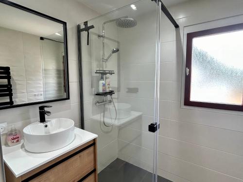 une salle de bain avec un lavabo et une douche dans l'établissement Maison Charme Proche Plage et Forêt avec Jardin, WiFi, BBQ, et Pistes Cyclables à Proximité - FR-1-652-39, à Saint-Jean-de-Monts