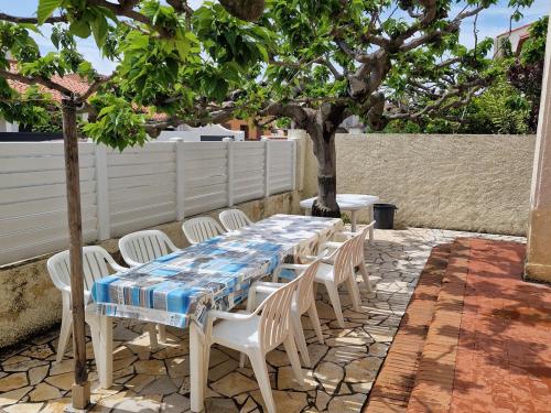 Maison Familiale à Saint-Cyprien, Proche Plage et Commerces - FR-1-732-75