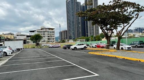 a parking lot with parked cars in a city at ArtHome藝宿家客棧 in Kaohsiung