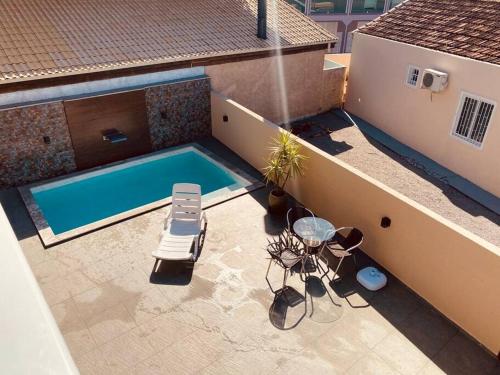 - une vue sur la piscine dans une maison dans l'établissement Casa 3 Condomínio Pé na Areia Ponta do Papagaio, à Palhoça