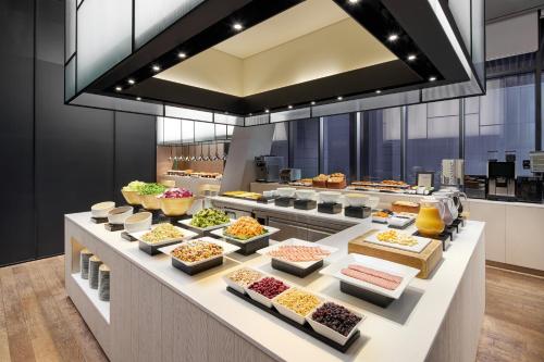 Makanan di atau berdekatan hotel