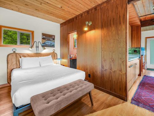Postel nebo postele na pokoji v ubytování Manzanita Beach Ocean View Cabin Pet Friendly