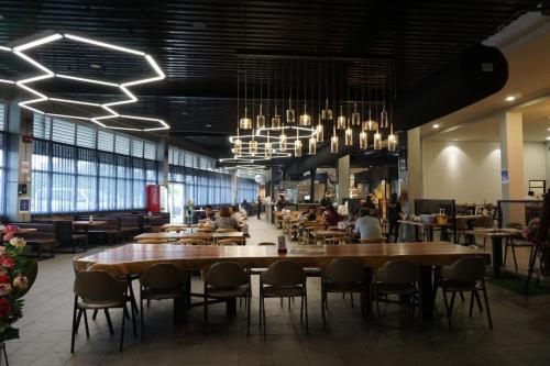 Restaurace v ubytování Paragon Lutong Hotel