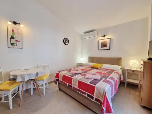 Apartments with parking space Baska - Krk - 19201