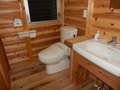 La salle de bains est pourvue de toilettes et d'un lavabo. dans l'établissement Yadoya Sanbou, à Kyoto