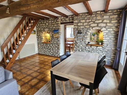 une salle à manger avec une table et des chaises en bois dans l'établissement Maison Plain-Pied à Royan: 3 Chambres, Terrasse, Proche Plages, Calme sur Terrain de 500 m² - FR-1-71-106, à Royan