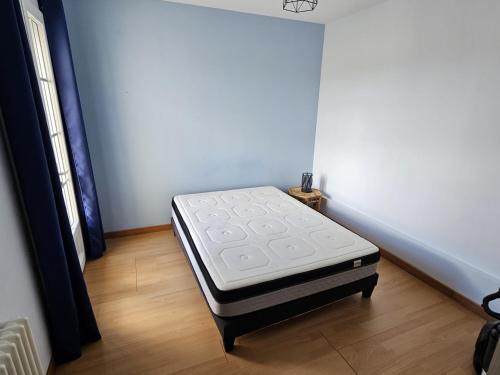 - une chambre avec un matelas dans l'angle dans l'établissement Maison Plain-Pied à Royan: 3 Chambres, Terrasse, Proche Plages, Calme sur Terrain de 500 m² - FR-1-71-106, à Royan