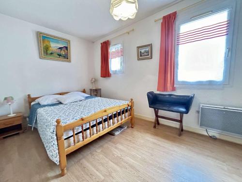 une chambre avec un lit, une chaise et une fenêtre dans l'établissement Sainte-Maxime : T2 calme avec piscine, terrasse, proche plages et commerces - FR-1-226-552, à Sainte-Maxime