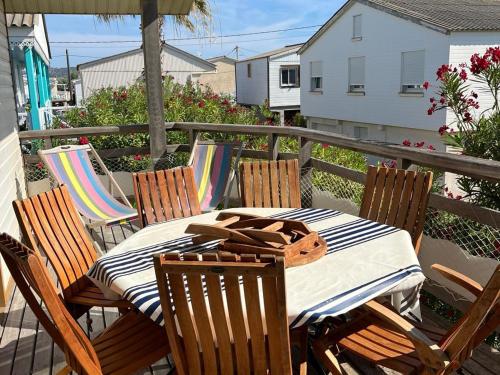 Chalet Spacieux et Confortable à 250m de la Plage avec Wifi et Terrasse à Gruissan - FR-1-784-29