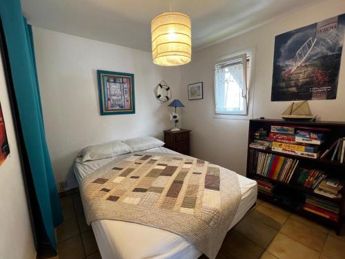 une chambre avec un lit et une étagère dans l'établissement Chalet Spacieux et Confortable à 250m de la Plage avec Wifi et Terrasse à Gruissan - FR-1-784-29, à Gruissan