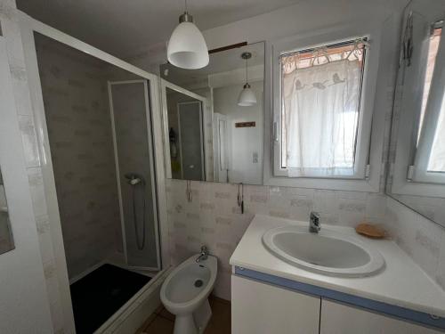 une salle de bain avec un lavabo, une douche et des toilettes dans l'établissement Chalet Spacieux et Confortable à 250m de la Plage avec Wifi et Terrasse à Gruissan - FR-1-784-29, à Gruissan