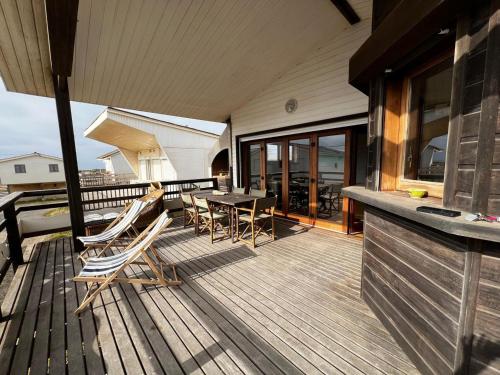 Photo de la galerie de l'établissement Chalet cosy à Gruissan, 3 ch. avec salles d'eau privées, WiFi - FR-1-784-32, à Gruissan