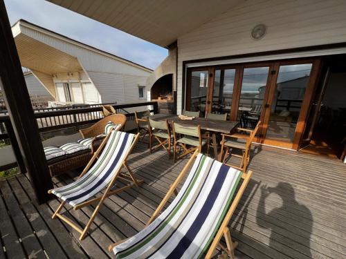 Photo de la galerie de l'établissement Chalet cosy à Gruissan, 3 ch. avec salles d'eau privées, WiFi - FR-1-784-32, à Gruissan