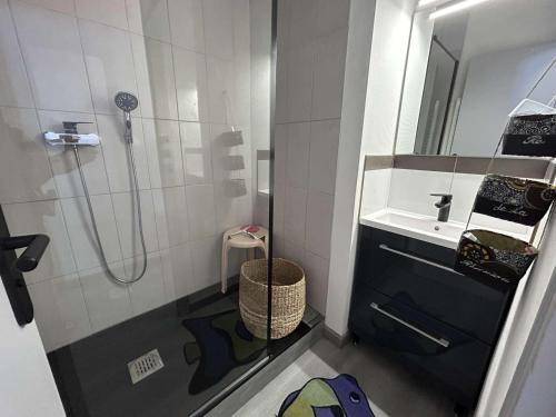 une salle de bain avec douche et lavabo dans l'établissement Appartement rénové 300m plage, balcon, parking privé, 4-5 couchages, Saint-Hilaire-de-Riez - FR-1-224C-316, à Saint-Hilaire-de-Riez