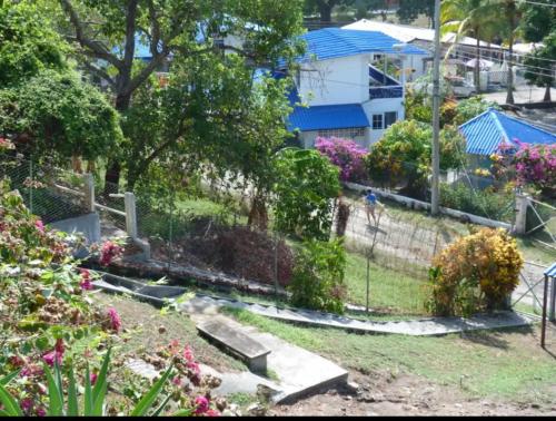 a view of a garden with flowers and a fence at Casa de playa Shangrilá in Las Palmeras