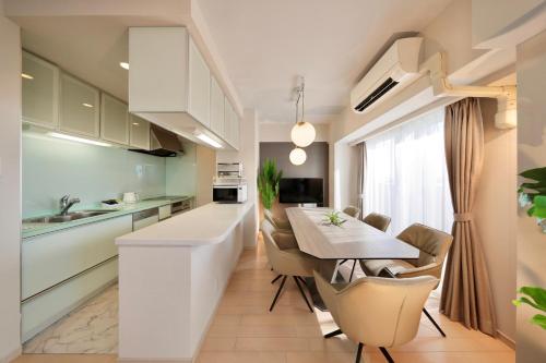 a kitchen and dining room with a table and chairs at City Life Miyako L'avenir in Miyako Island