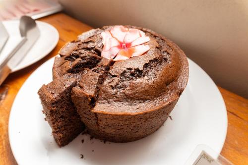 a chocolate cake on a plate on a table at Vila da Mata Chalés in Alto Paraíso de Goiás