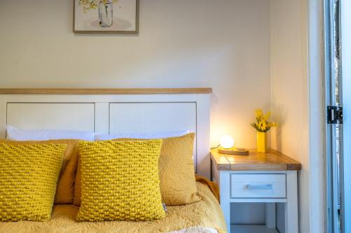 Кровать или кровати в номере Island Sanctuary - Waiheke Holiday Home