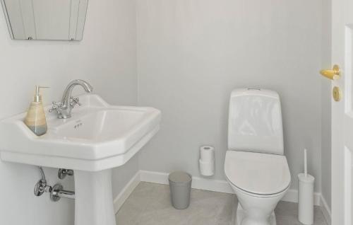 4 Bedroom Amazing Home In Askøにあるバスルーム