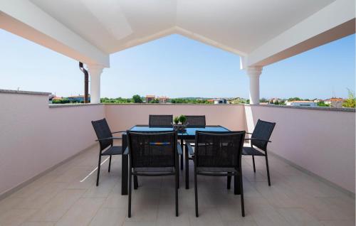 2 Bedroom Nice Apartment In Valbandom