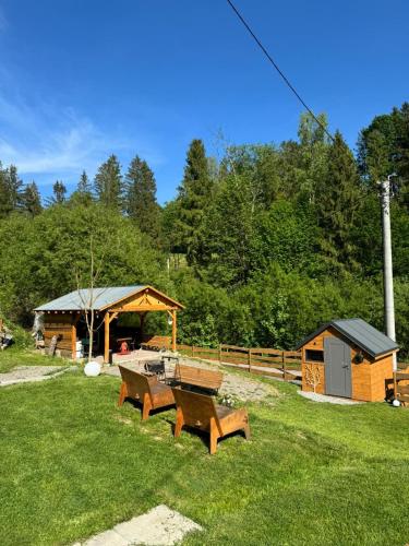 a park with a picnic table and a cabin at Cud Miód in Wisła