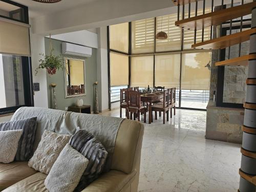 a living room with a couch and a dining room at Casa de Anatolia in Voroklini