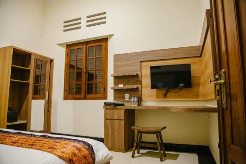TV a/nebo společenská místnost v ubytování Musafir Guest House Syariah
