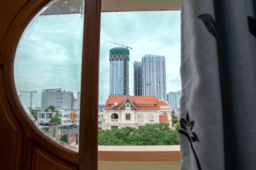 Kiều SơnにあるNgọc Hà Hotel 1の窓からの街の景色