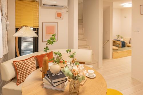 a living room with a table and a couch at 桜の川24 池袋駅 6分 10人3卧室别墅丨Ikebukuro 6 minutes 2-8 people in Tokyo
