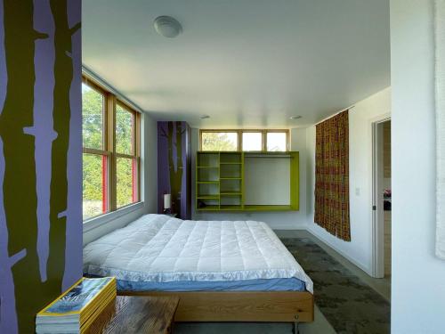 een slaapkamer met een bed en een groot raam bij Stunning Modern Apartment, One Of A Kind! in Bozeman