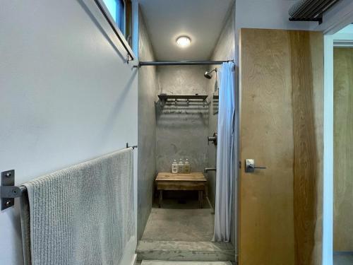 een badkamer met een douche en een tafel. bij Stunning Modern Apartment, One Of A Kind! in Bozeman